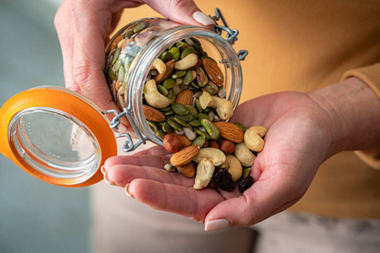 6 Nuts and Seeds That Have More Protein Than an Egg | 6 मेवे और बीज जिनमें अंडे से ज्यादा प्रोटीन होता है